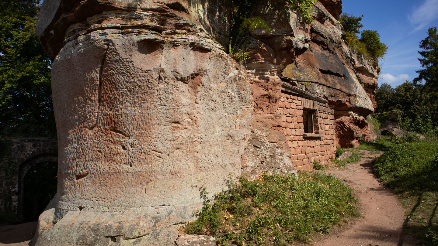 Weg am Fuß der Burgruine Falkenstein