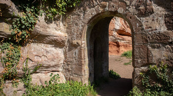 Torbogen der Burg Falkenstein