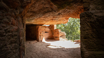 behauene Felskammern im Burgfels der Ruine Falkenstein