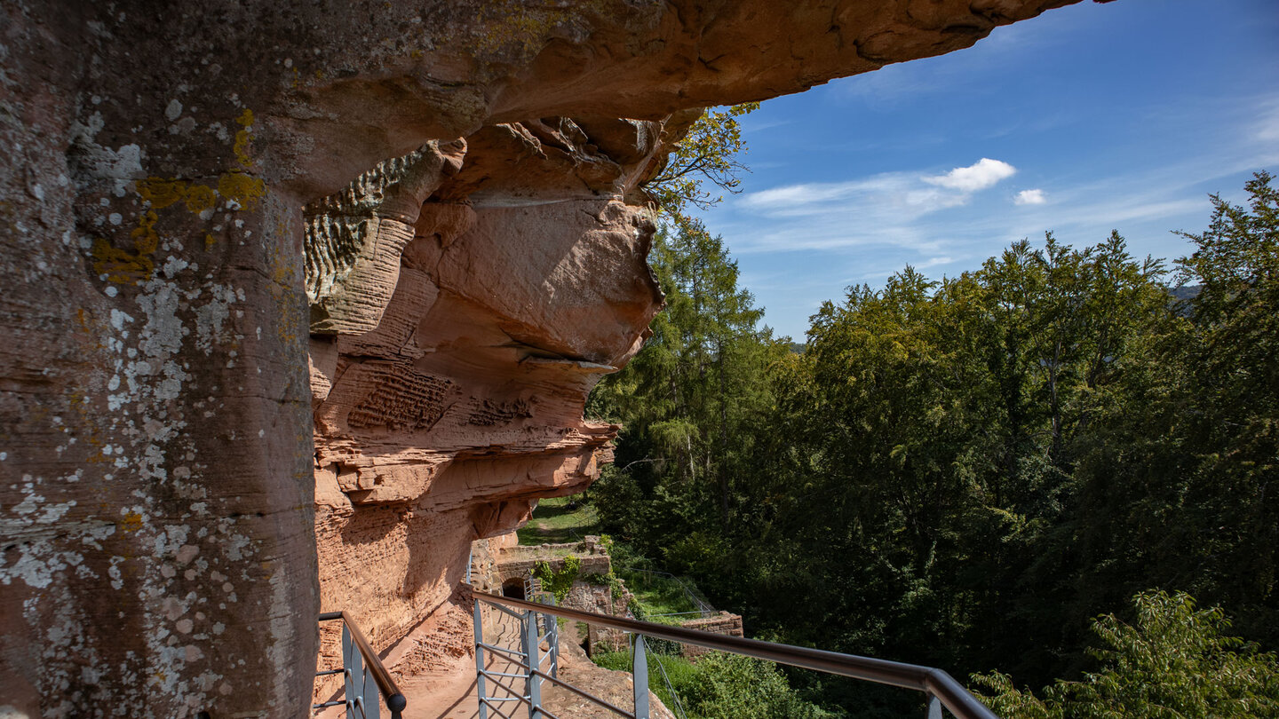 Treppen führen durch die Burganlage des Château du Falkenstein