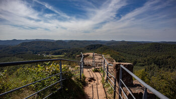 Ausblick über die Nordvogesen von der Burgruine Falkenstein