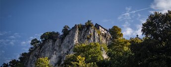 Steile Felsklippen mit Schloss Bronnen und Fachwerkbau über dem Oberen Donautal
