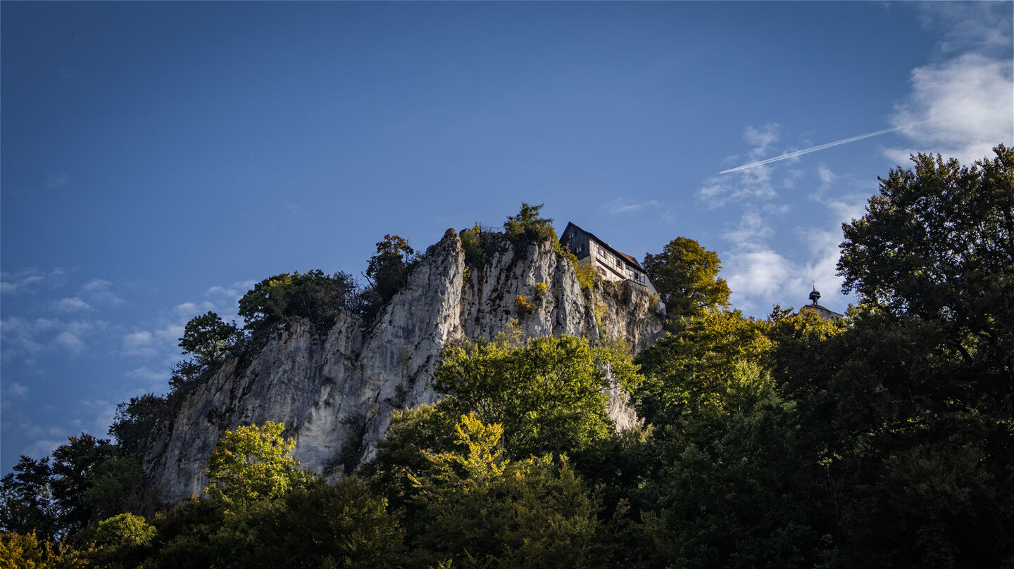 Steile Felsklippen mit Schloss Bronnen und Fachwerkbau über dem Oberen Donautal