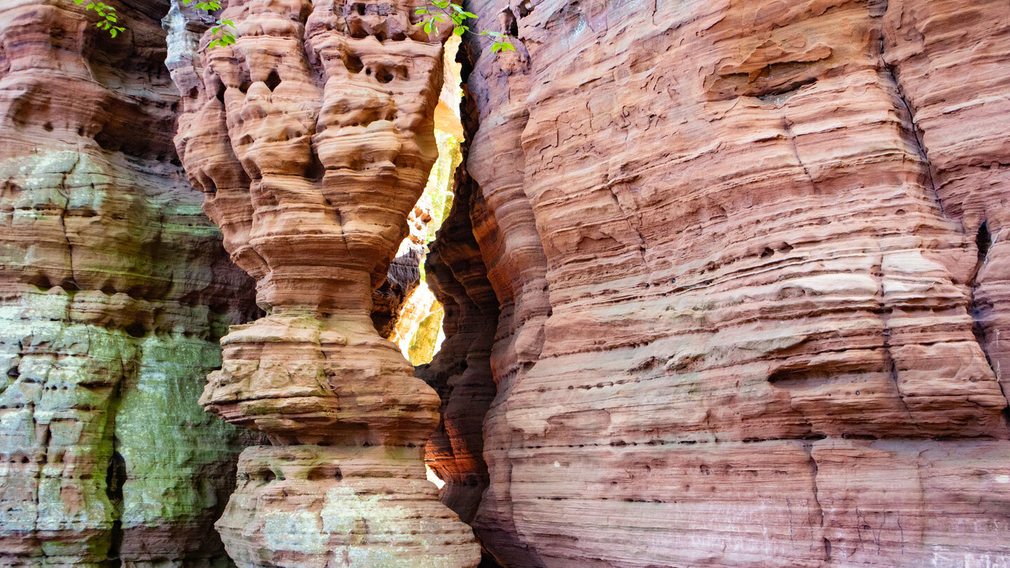 Spalten in den bizarr geformten Formationen der Altschlossfelsen Spalten in den bizarr geformten Formationen der Altschlossfelsen
