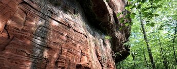 der Altschlosspfad am Fuße der Altschlossfelsen
