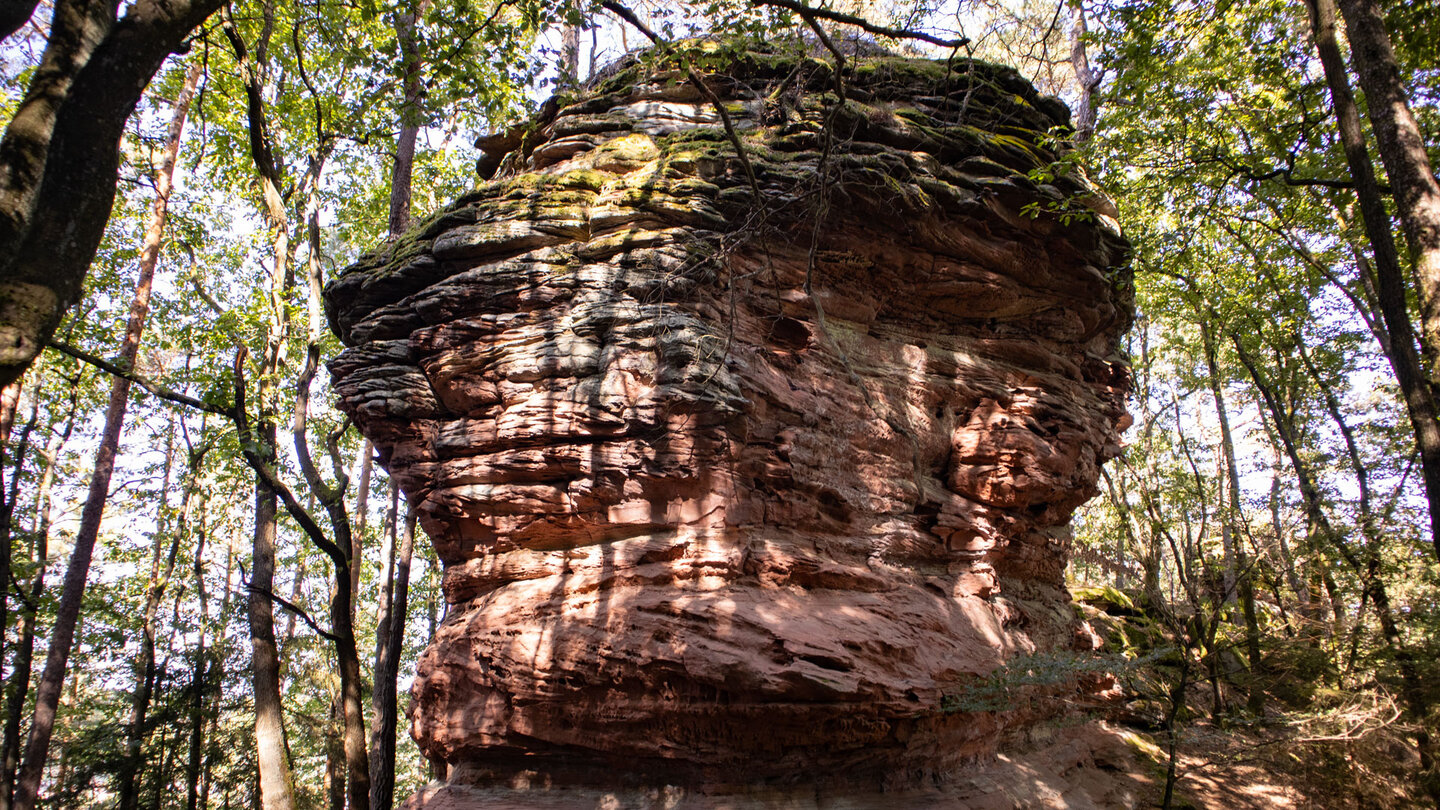 Sandsteinfels an der Wegkreuzung zum Hochstein