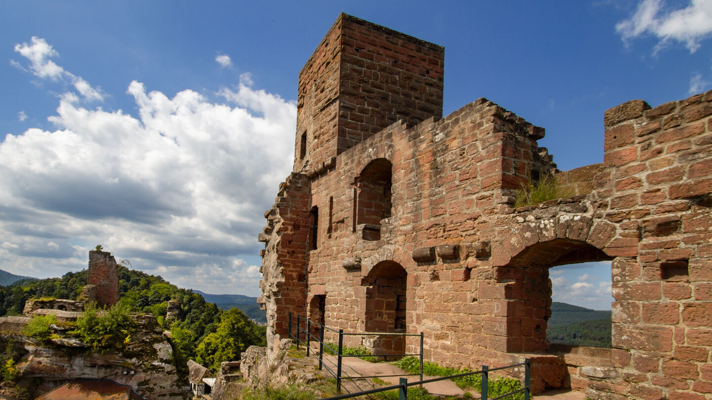 Ausblick über die Ruinen der Dahner Burgen