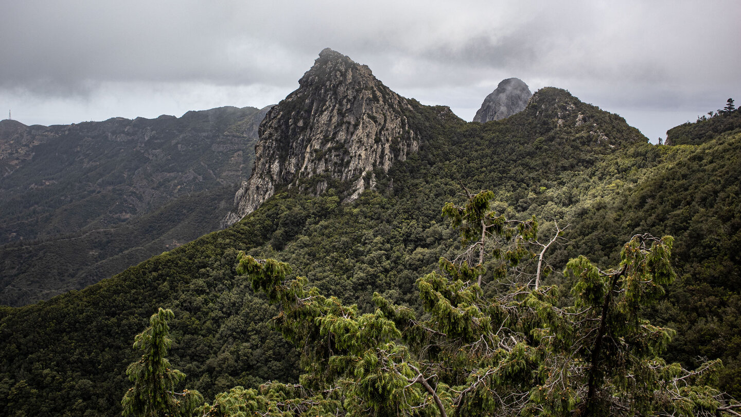 Blick auf den Roque de la Zarcita vom Mirador Roque de Ojila Blick auf den Roque de la Zarcita vom Mirador Roque de Ojila