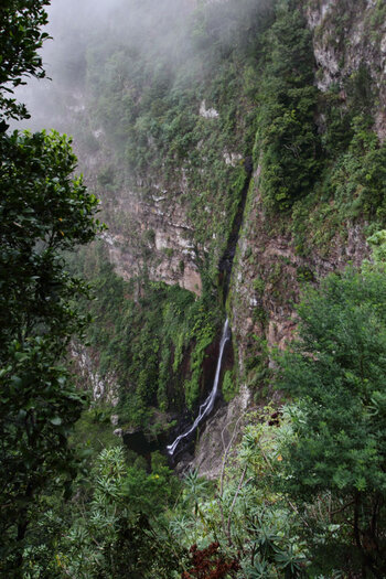 der Wasserfall Chorro del Cedro stürzt senkrecht in die Tiefe