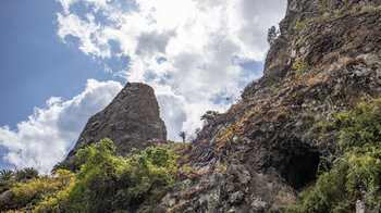 Höhle im Felsen Roque Pedro bei Hermigua