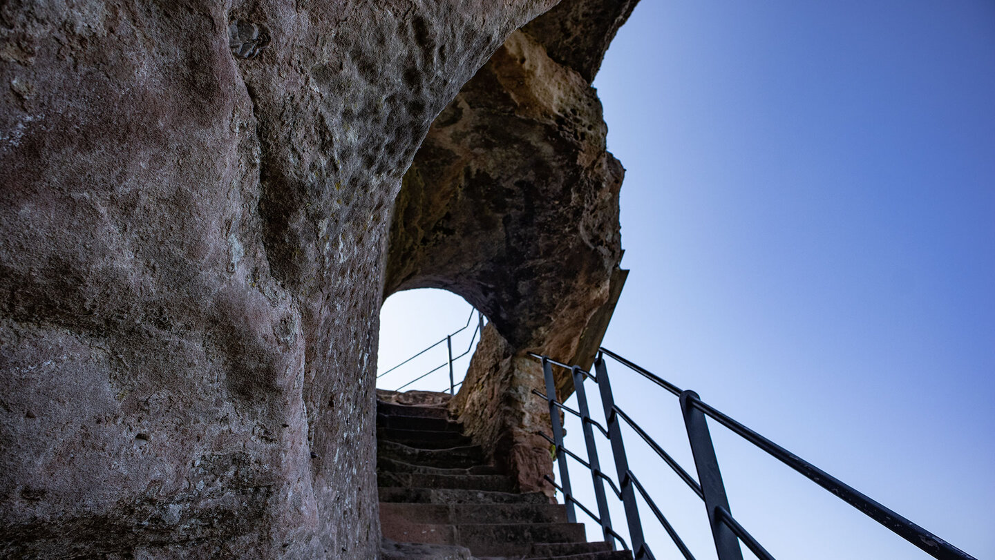 Felstreppe zur Oberburg der Ruine Meistersel Felstreppe zur Oberburg der Ruine Meistersel