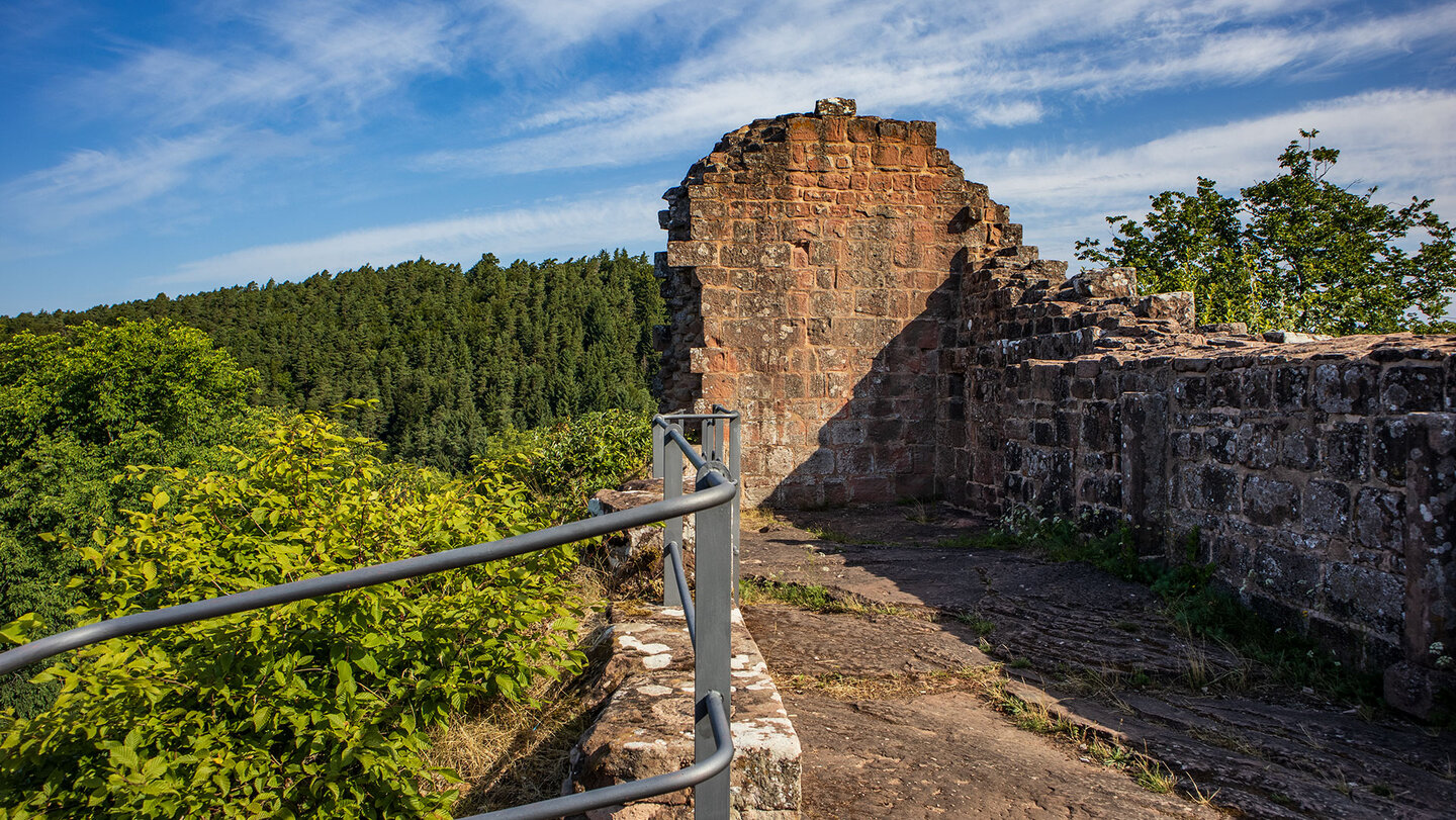 die Reste des Bergfrieds der Burg Meistersel thronen über dem Pfälzerwald Reste des Bergfrieds der Burg Meistersel
