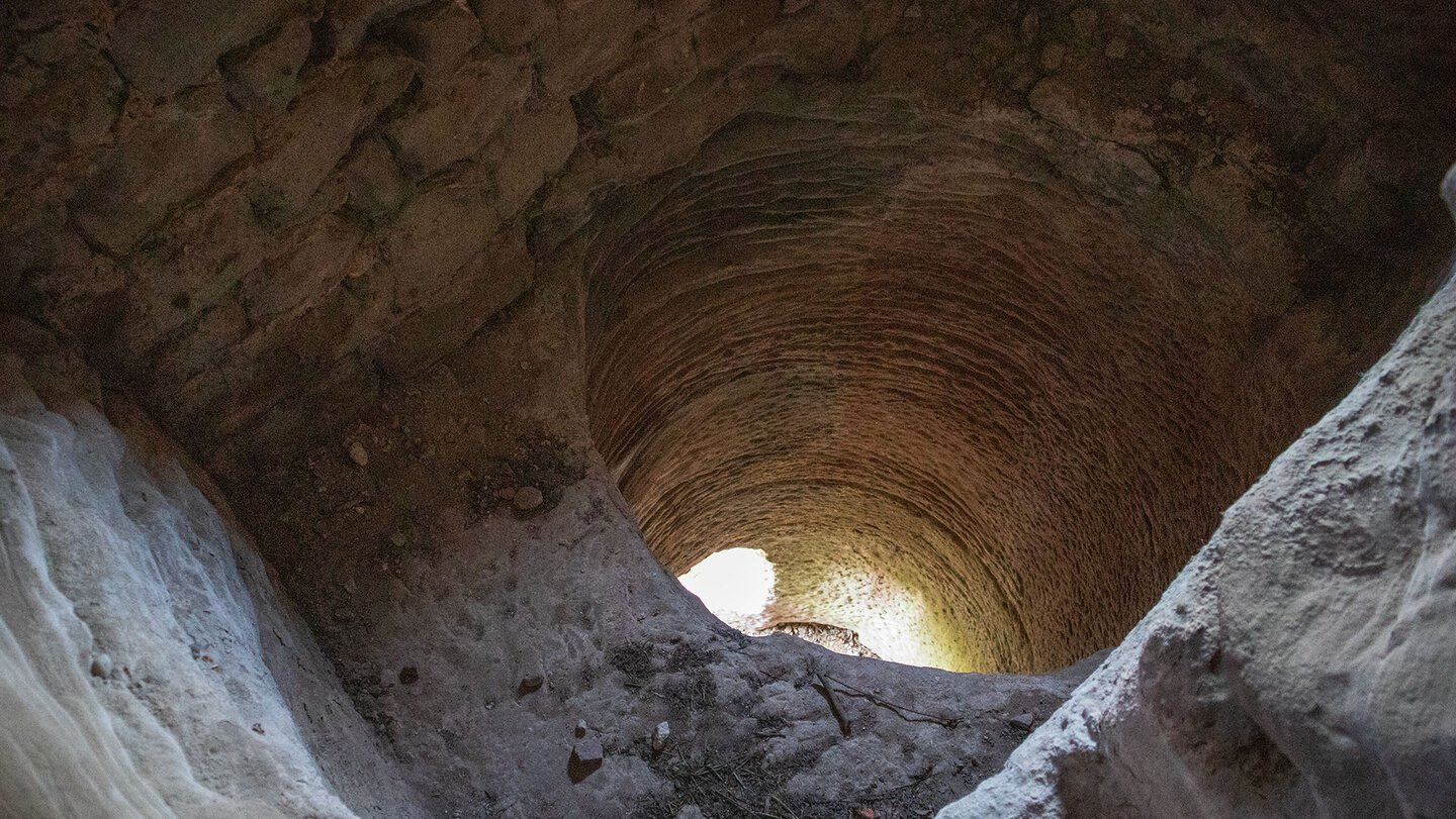 Blick in den Brunnenschacht der Burg Meistersel der Brunnenschacht der Burg Meistersel
