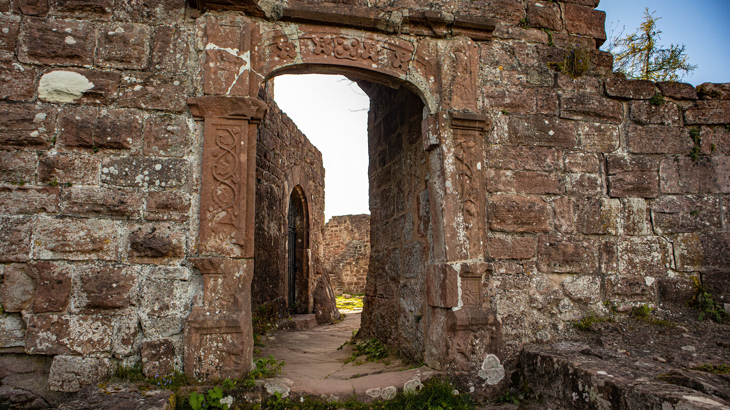 Portal zum Burghof des Château du Hohenbourg Portal zum Burghof des Château du Hohenbourg