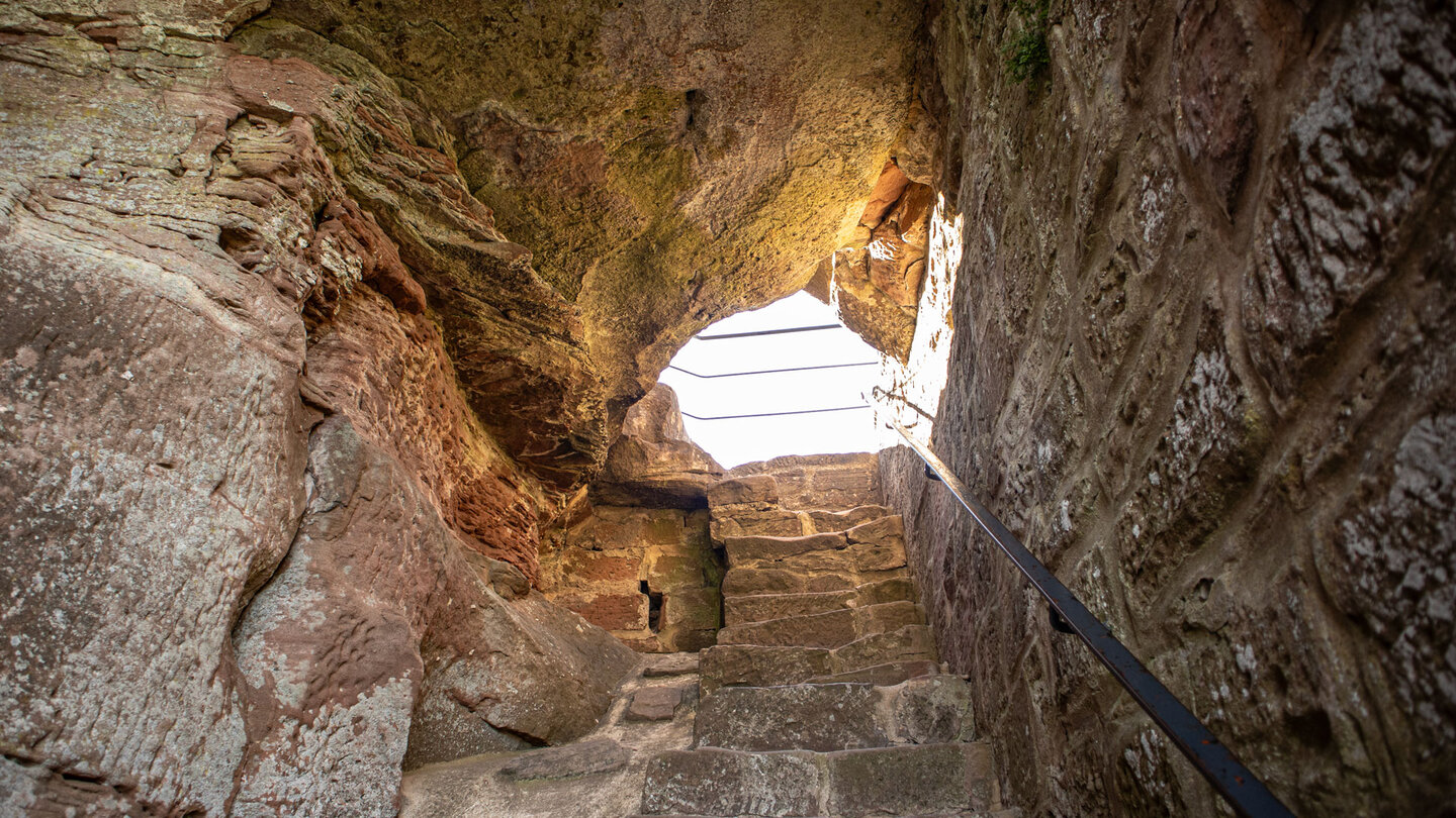 Treppe aufs Felsplateau der Hohenbourg