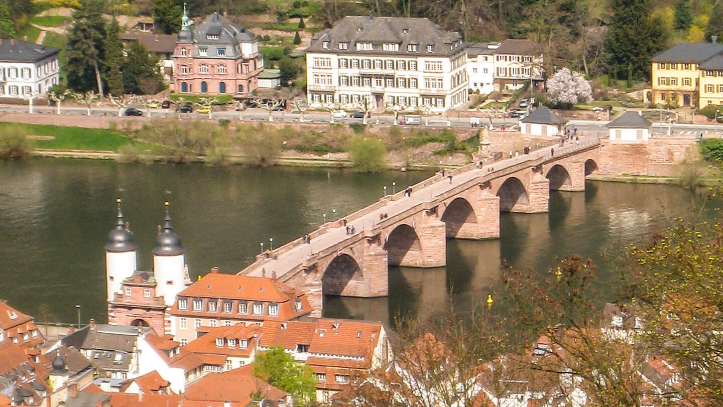 Blick auf die Alte Brücke in Heidelberg
