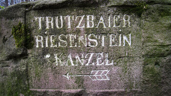 Wegweiser am historischen Pfad in Heidelberg
