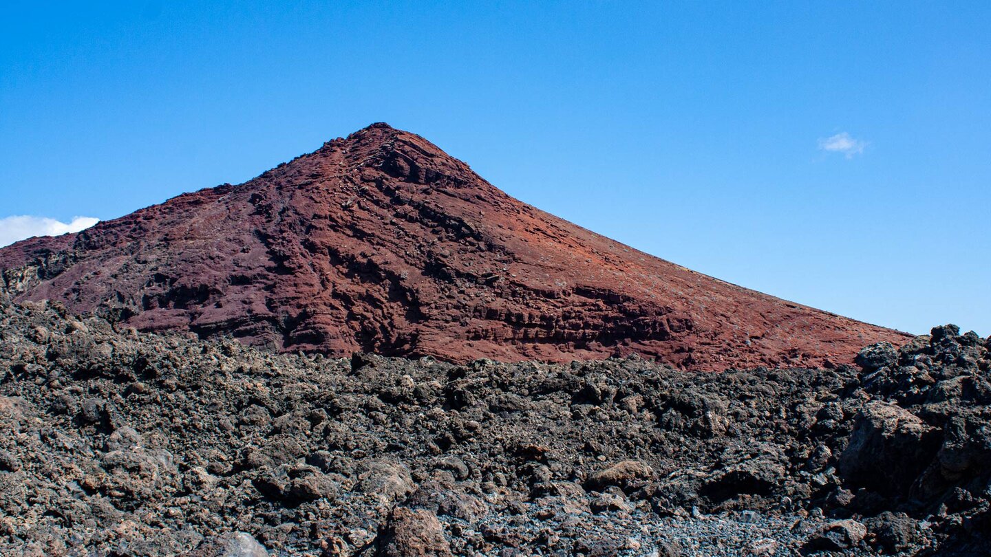 gut 100 Meter erhebt sich der Montaña Bermeja auf Lanzarote aus dem Lavafeld