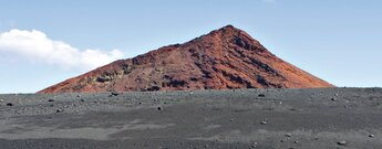 Blick auf den Montaña Bermeja auf Lanzarote vom Strand aus