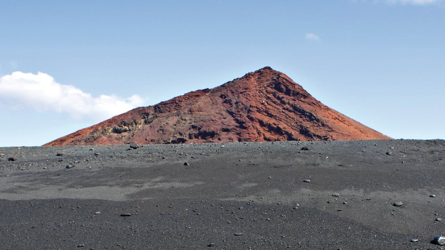 Blick auf den Montaña Bermeja auf Lanzarote vom Strand aus