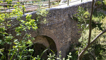 die Puente Romano über den Río Turvilla