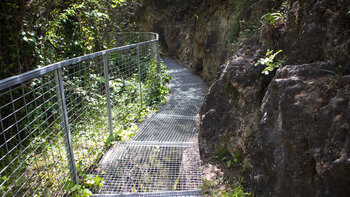 gesicherter Wasserkanal am Río Turvilla zwischen Canillas de Albaida und Árchez