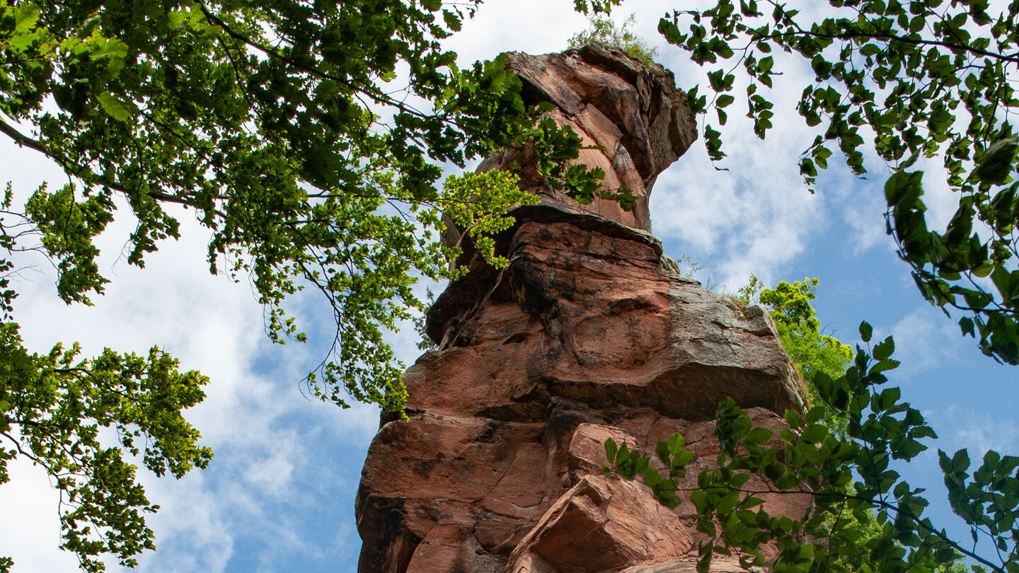zerklüftete Felsformation am Wanderweg zur Burg Trifels
