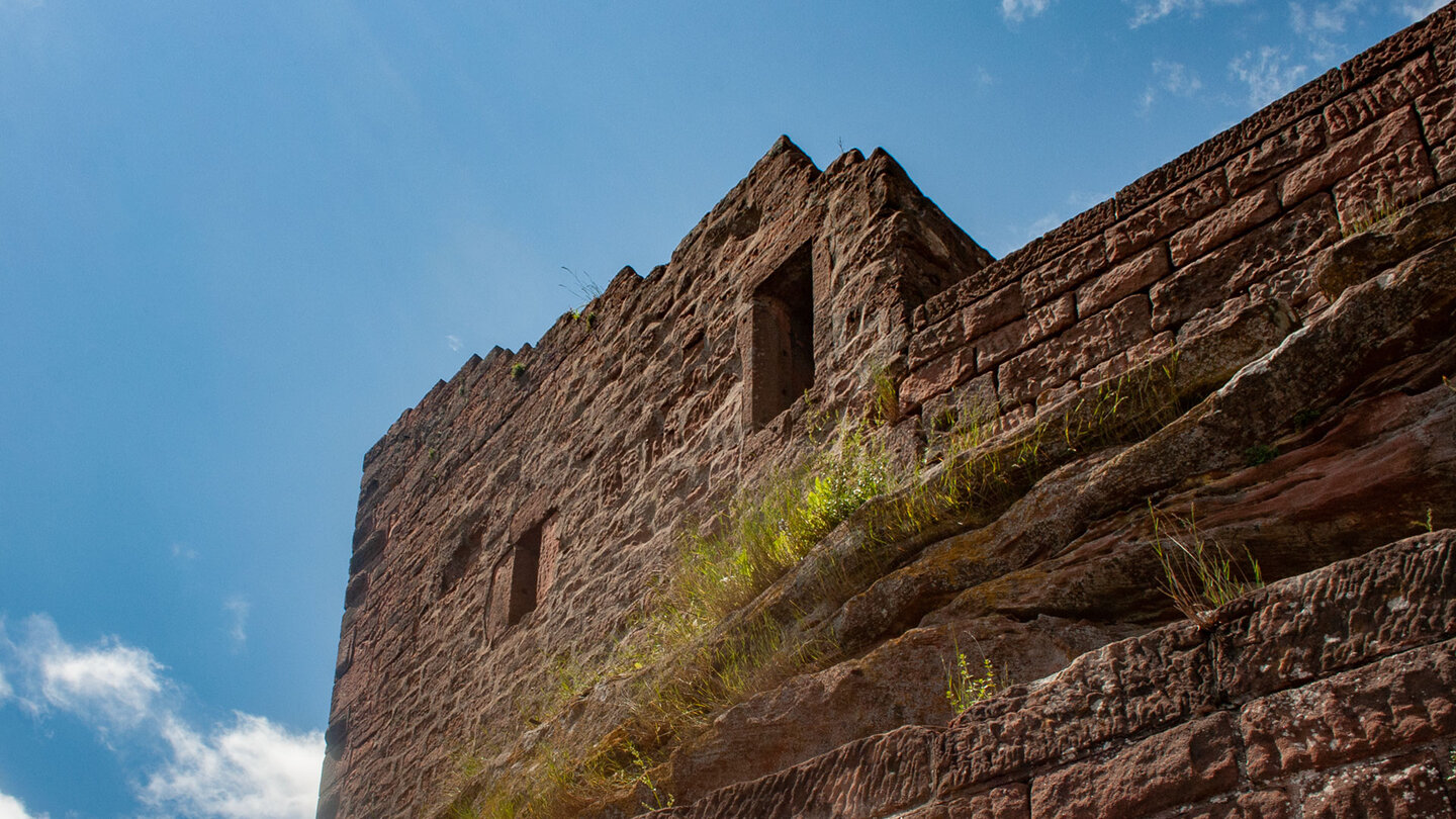 Burgmauern der Reichsburg Trifels