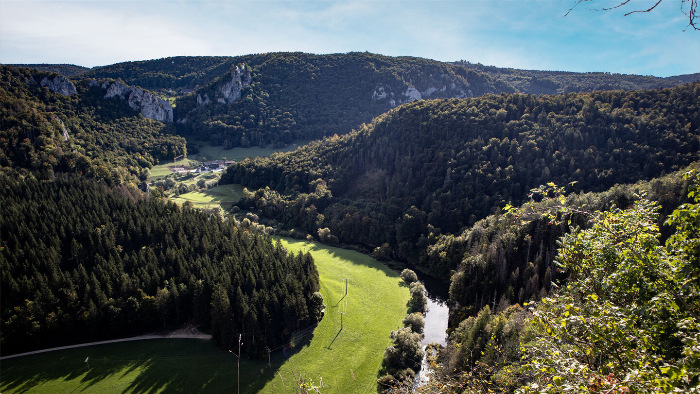 Panorama vom Knopfmacherfelsen über das Obere Donautal mit Blick auf die Felskette bei Schloss Bronnen
