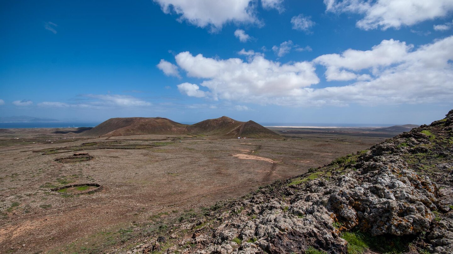 Ausblick bis zur Nachbarinsel Lanzarote hinter den benachbarten Bergen