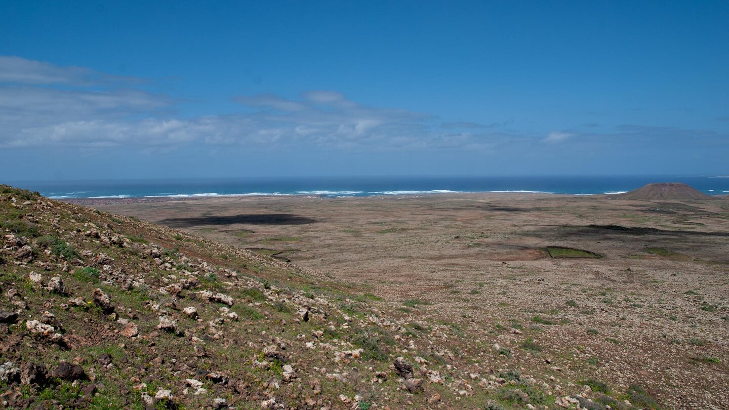 die ebene Vulkanlandschaft vor dem Atlantik