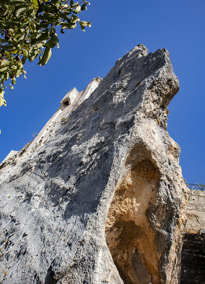 die Burg von Zuheros auf einem steilen Felssporn