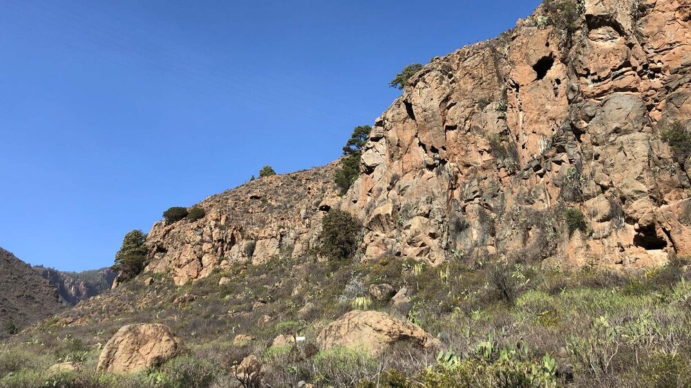 An den erodierten Felswänden des Barranco de Tamadaya entlang wandern An den erodierten Felswänden des Barranco de Tamadaya entlang wandern