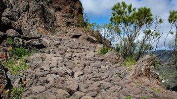 gepflasterter Wanderpfad auf dem Guerges Steig