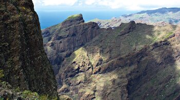 Ausblick über die Mascaschlucht auf der Wanderung über den Guerges Steig