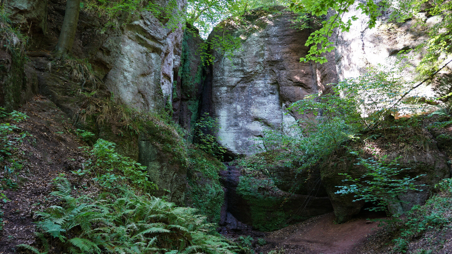 eine 11 Meter hohe Felswand an der Elfengrotte