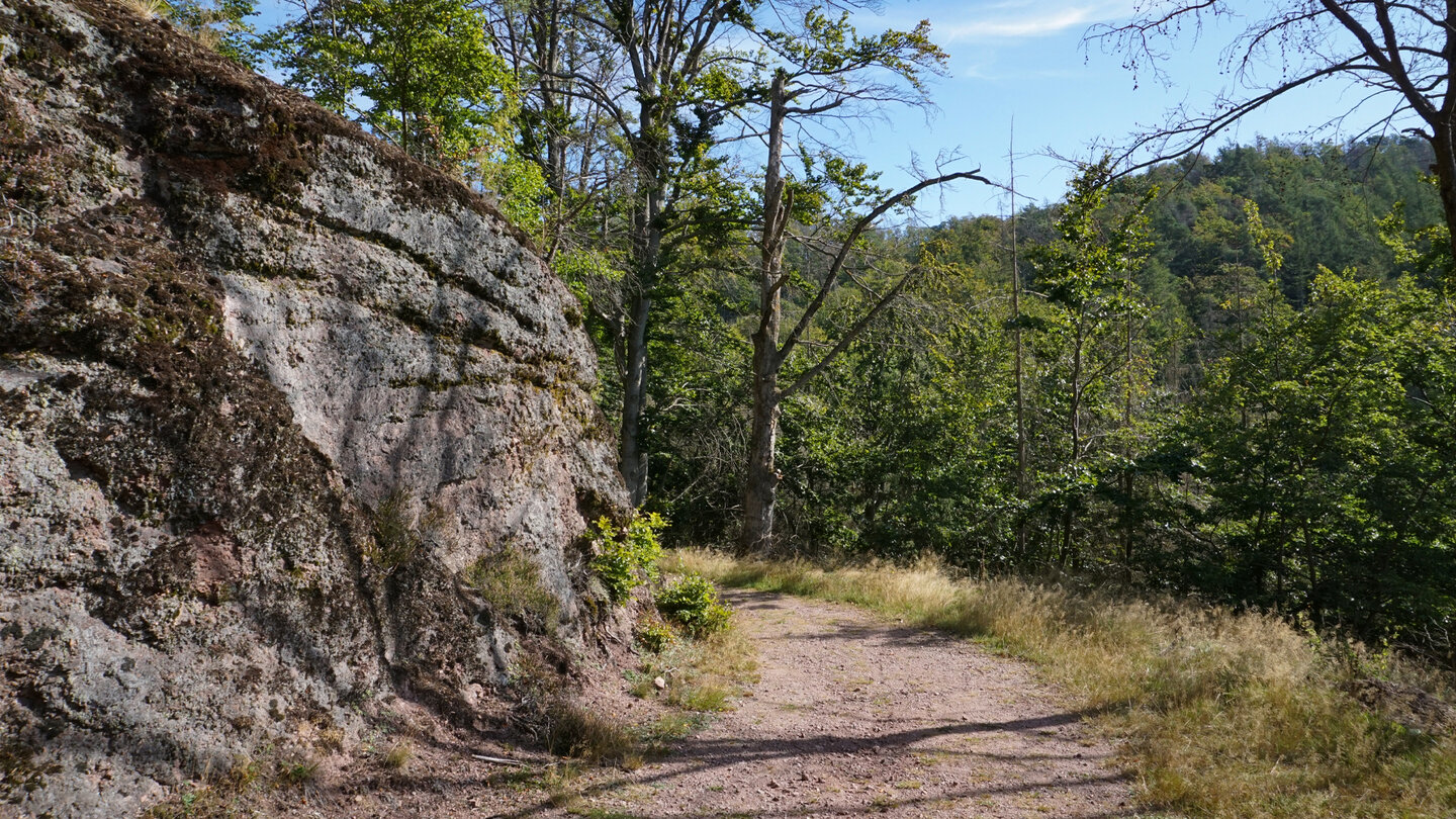der Wanderweg führt immer wieder an Felsen vorbei