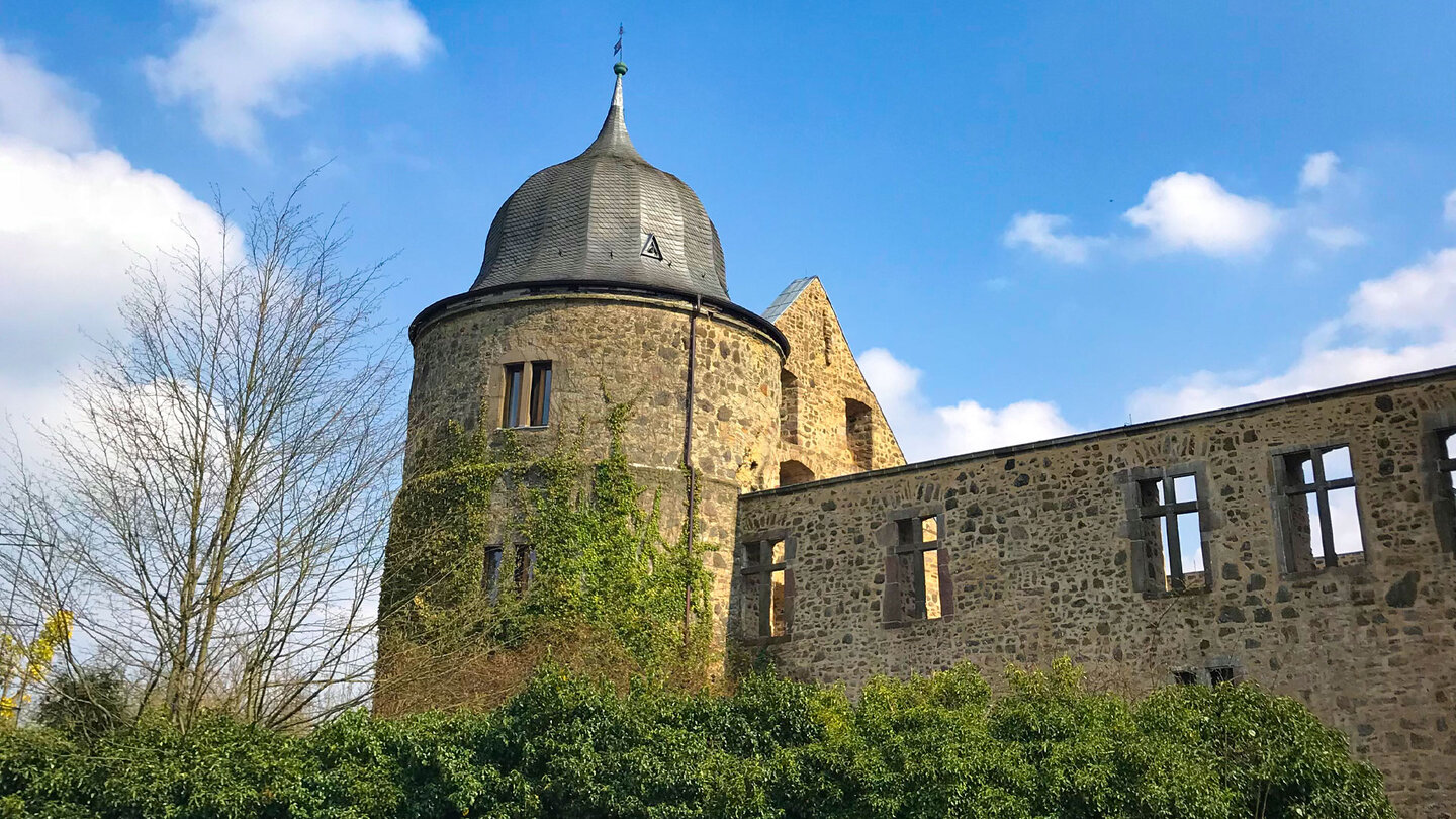 ein Ecktum der Höhenburg Sababurg im Reinhardswald Ecktum an der Sababurg