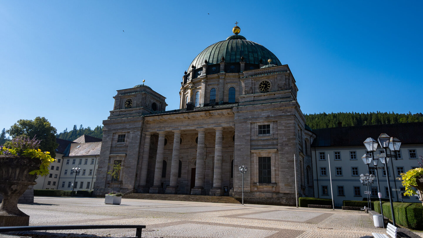 Blick auf die grandiose Kuppel der ehemaligen benediktinischen Klosterkirche