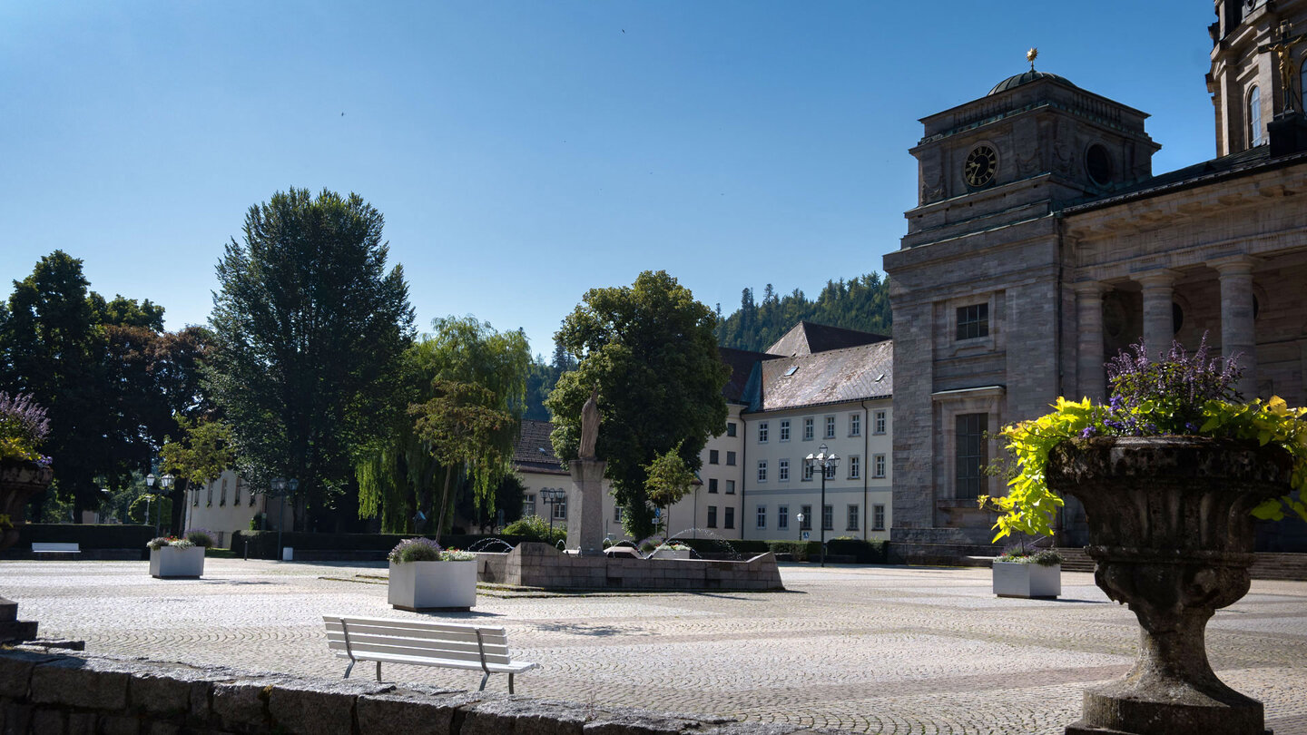 Vorplatz am Dom St. Blasien mit den Nebengebäuden