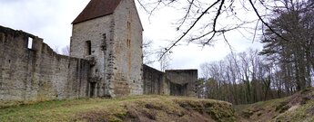 Blick entlang der Außenmauer und den Halsgraben der Burg Salzburg