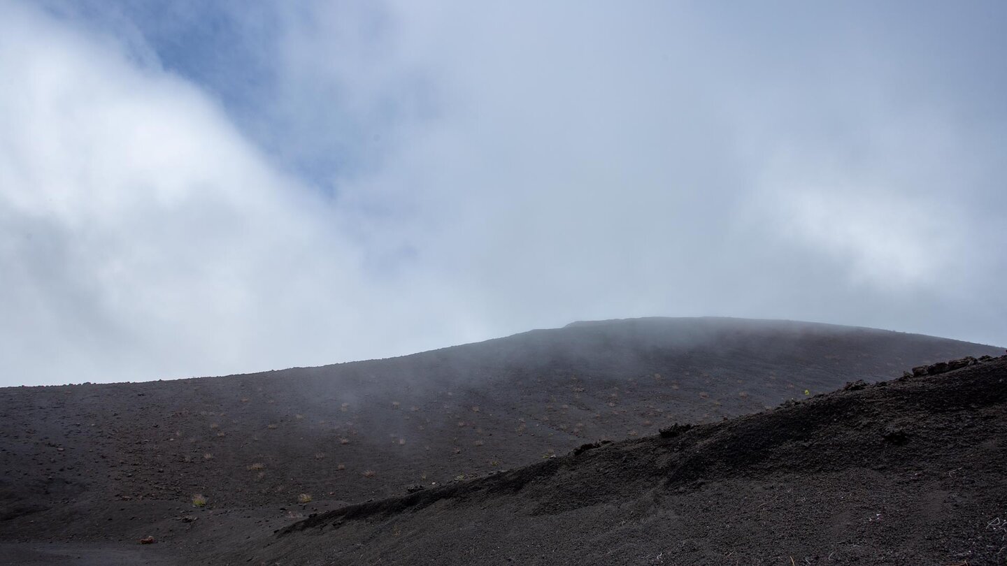 schwarzes Lapilli am Schlackekegel des Montaña Negra