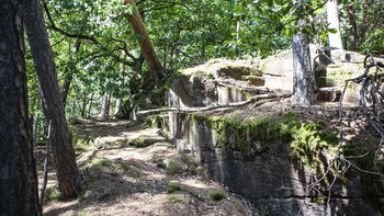 Wanderpfad zum Höllenfelsen