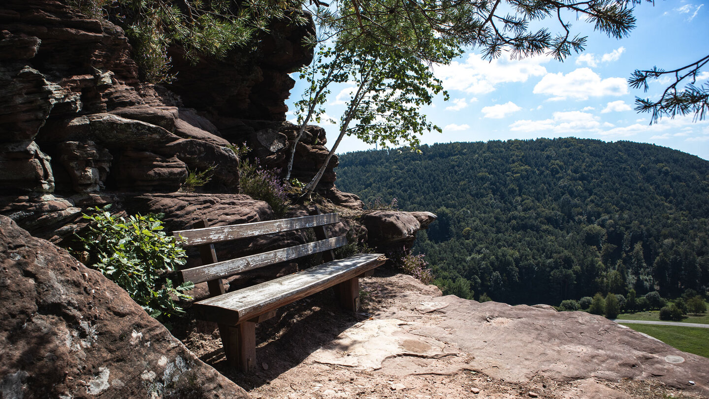 Rastplatz mit Panorama am Höllenfelsen Rastplatz am Höllenfelsen