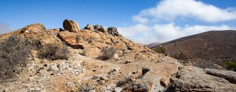 Felsformation am Wanderweg beim Castillo de Lara