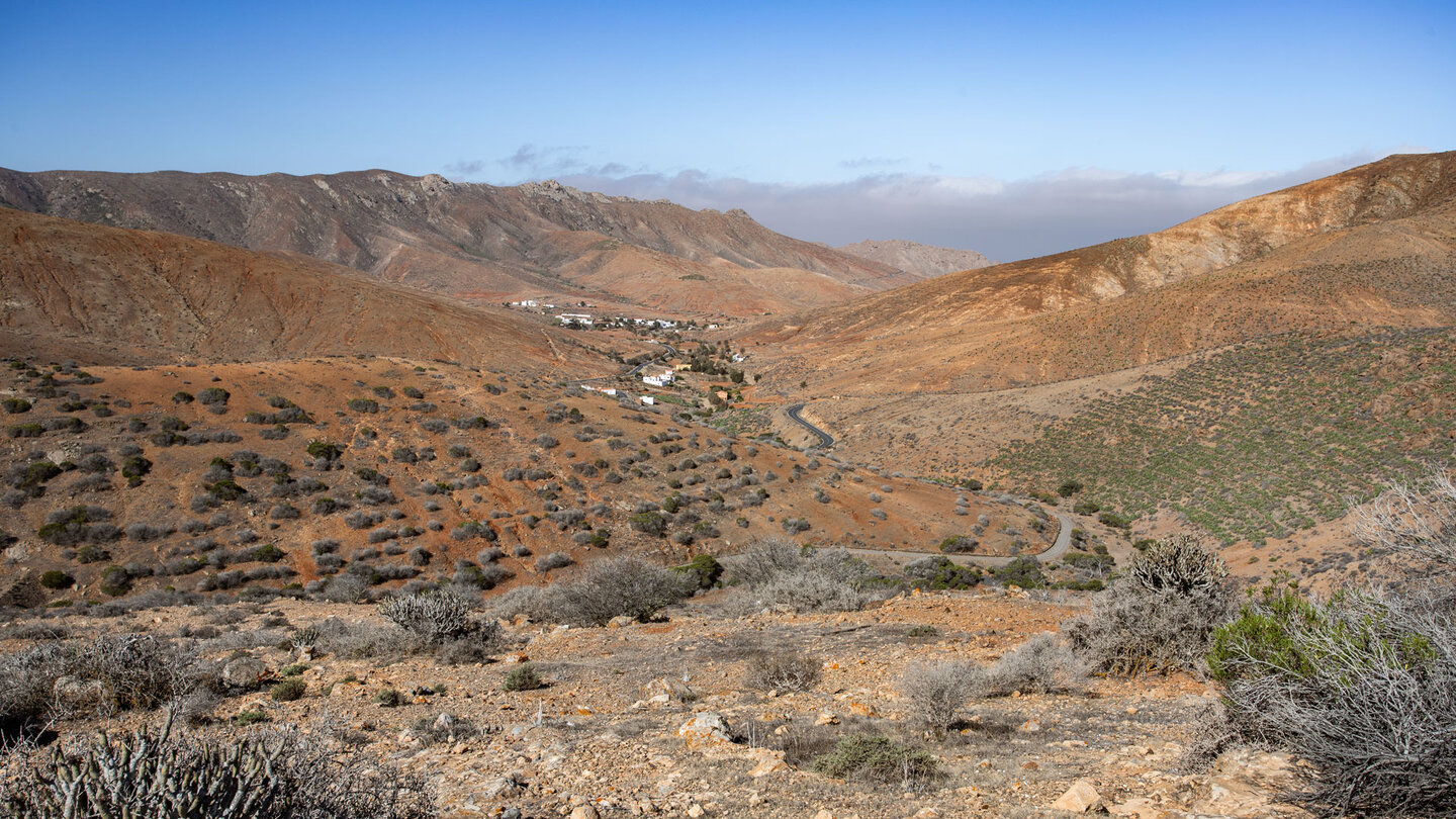 Blick vom Wanderweg GR 131 über das Tal von Betancuria mit dem Ort Vega de Rio Palmas