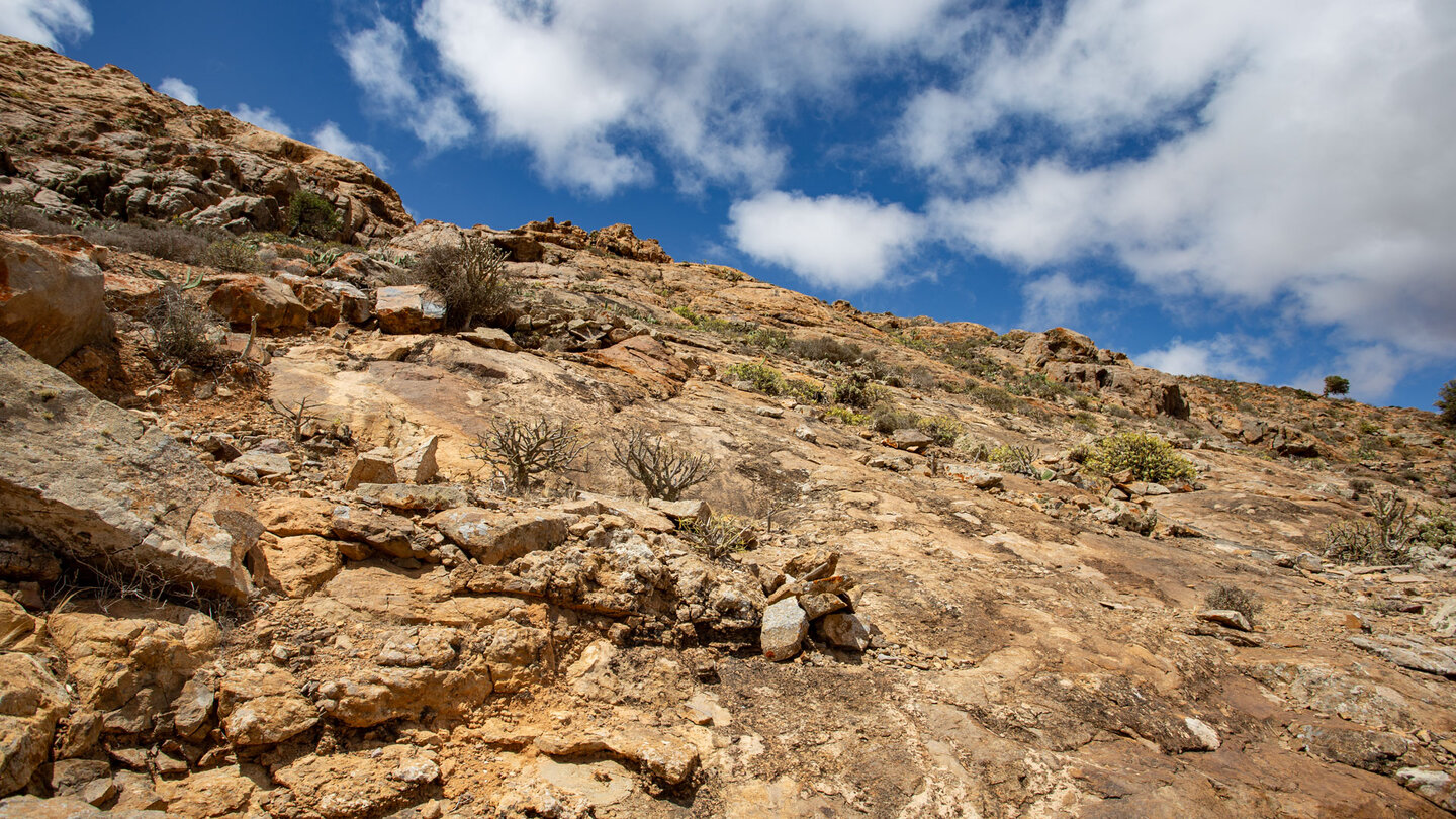 Steinmännchen markieren den Wegverlauf beim Aufstieg zur Gipfelkette