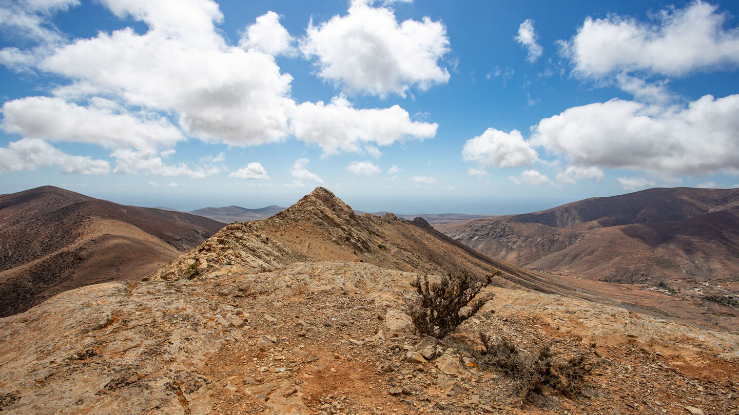 grandioser Panoramablick über die Gipfelkette auf den Ozean