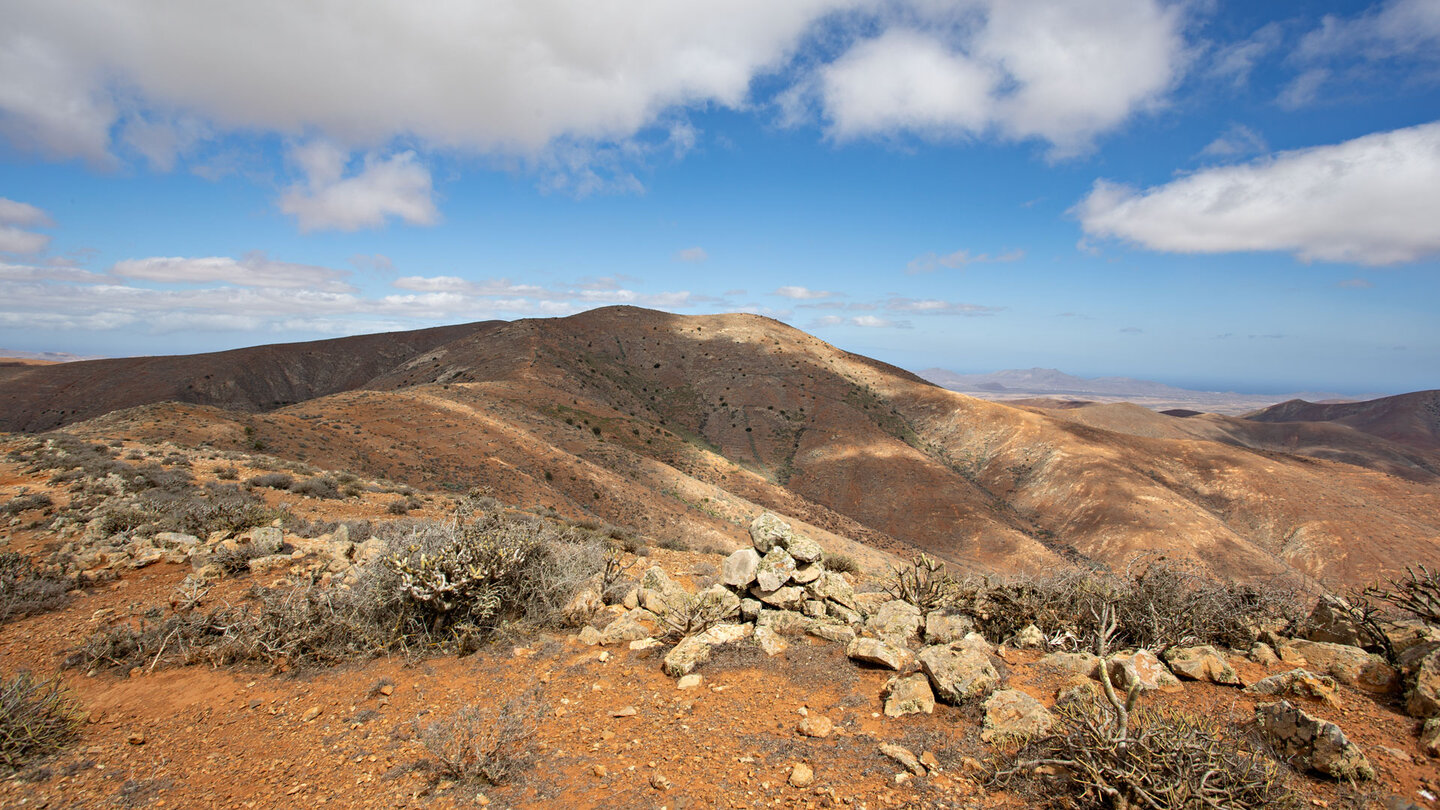 vom Höhenkamm blickt man auf den 711 Meter hohen Gran Montaña