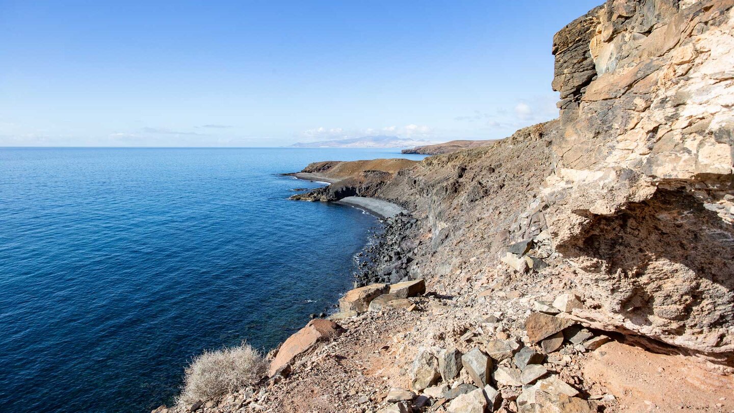 traumhafte Klippenlandschaft entlang des Küstensteigs bei Giniginamar traumhafte Klippenlandschaft entlang des Küstensteigs bei Giniginamar